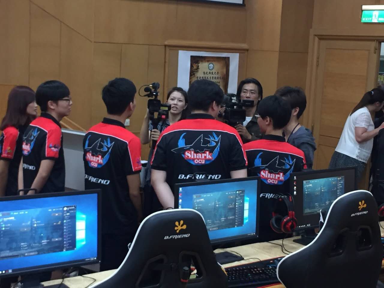 NewHappy电竞俱乐部与全球电子竞技俱乐部GenG官方教育品牌GGA电竞学院携手宣布共同启动青训营项目致力于为怀揣梦想的青少年提供专业的培训和职业发展规划助力他们顺利迈向成功的职业生涯。随着行业的蓬勃发展越来越多的年轻人对电子竞技表现出极大的兴趣渴望成为选手。然而如何踏上选手的道路成为许多人的难题。为了解决这一问题青训营应运而生。GGA学院成(图1)