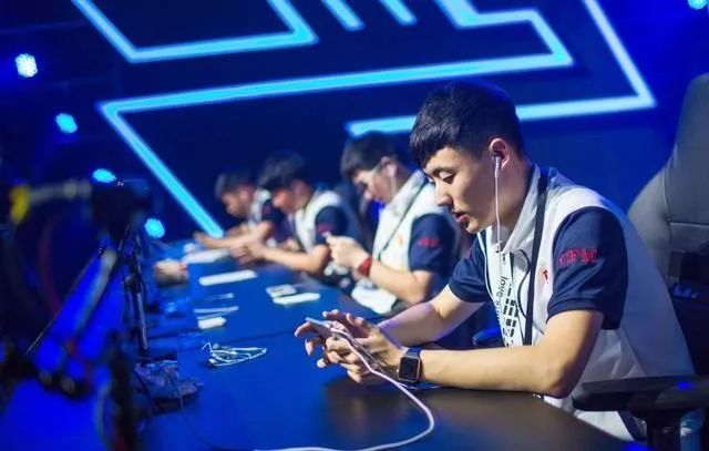 从理论赋能到实践淬炼郫都四中开展青年班主任培训系列活动(图1)