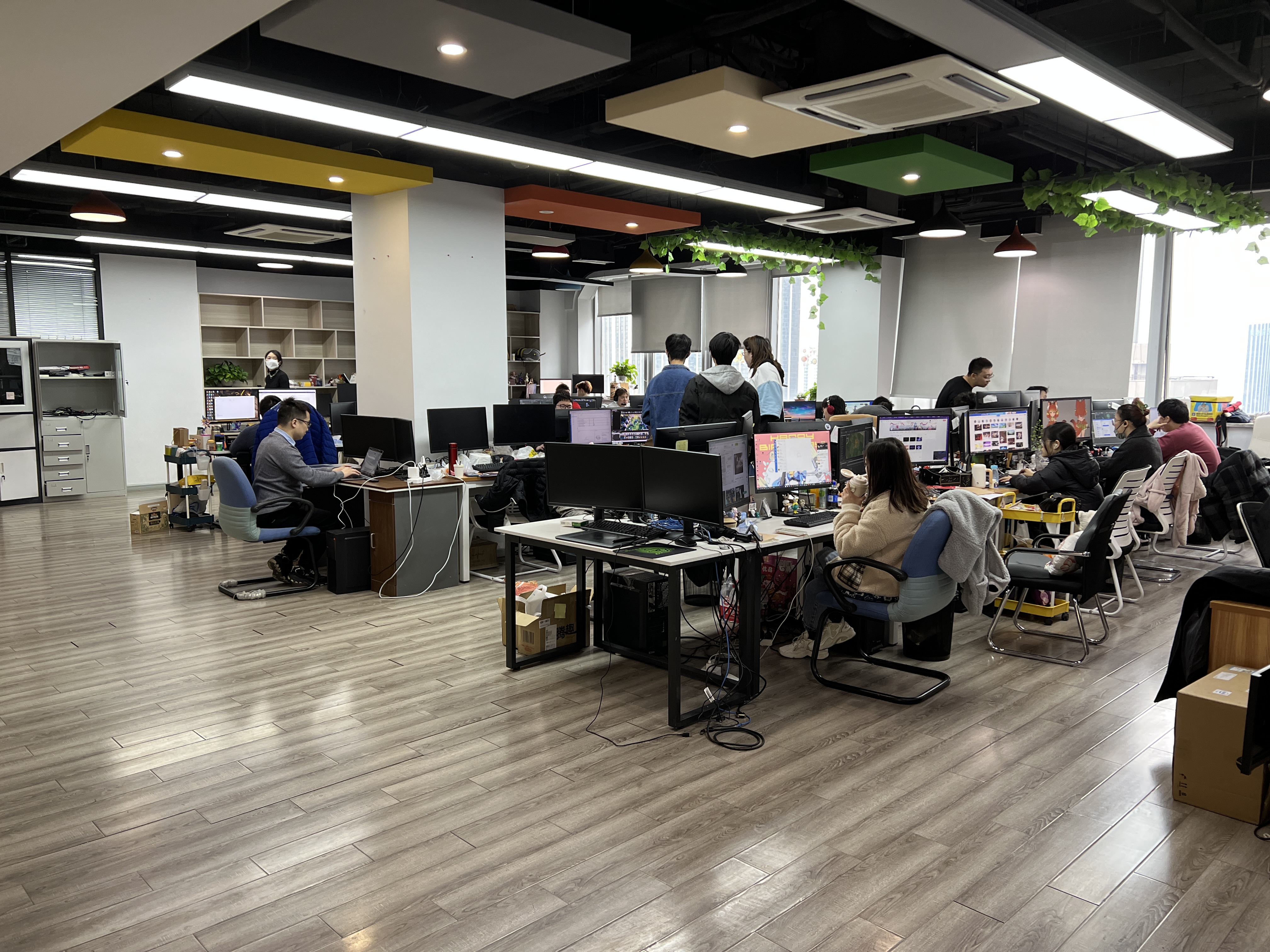 火箭军某旅改进机关干部工作作风：蹲连住班当好贴心人(图1)