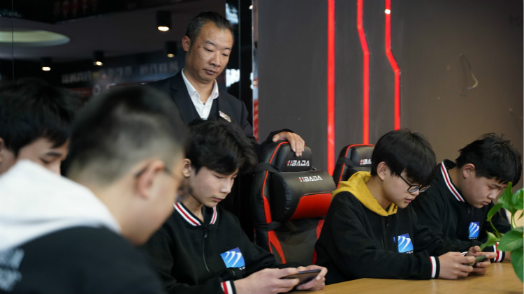 Viper采访吐槽LPL赛程每天高强度训练还要不停坐飞机赶路(图1)
